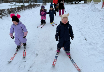 Mazie slēpotāji no grupas “Bitītes”